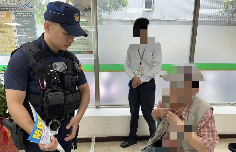 又見戰地女軍官，員警勸說阻詐騙